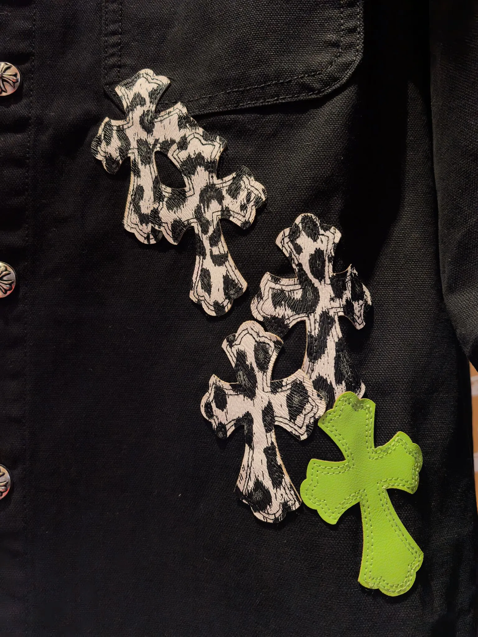 P480 Chrome Hearts advanced custom model, Chrome Hearts patchwork leather denim jacket, twill denim custom fabric, cross patchwork leather is all imitation lambskin, all dyed to completely restore no color difference, the inner leather label is first-layer calfskin, all hardware is 925 silver plated, it is the highest version, you get what you pay for, the same size for men and women, size S M L XL.